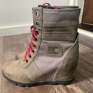 Sorel size 7 wedge boots